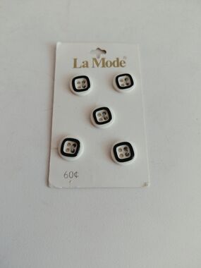 New -old stock unused 5 Vintage La Mode Buttons on Card 1/2" White /black